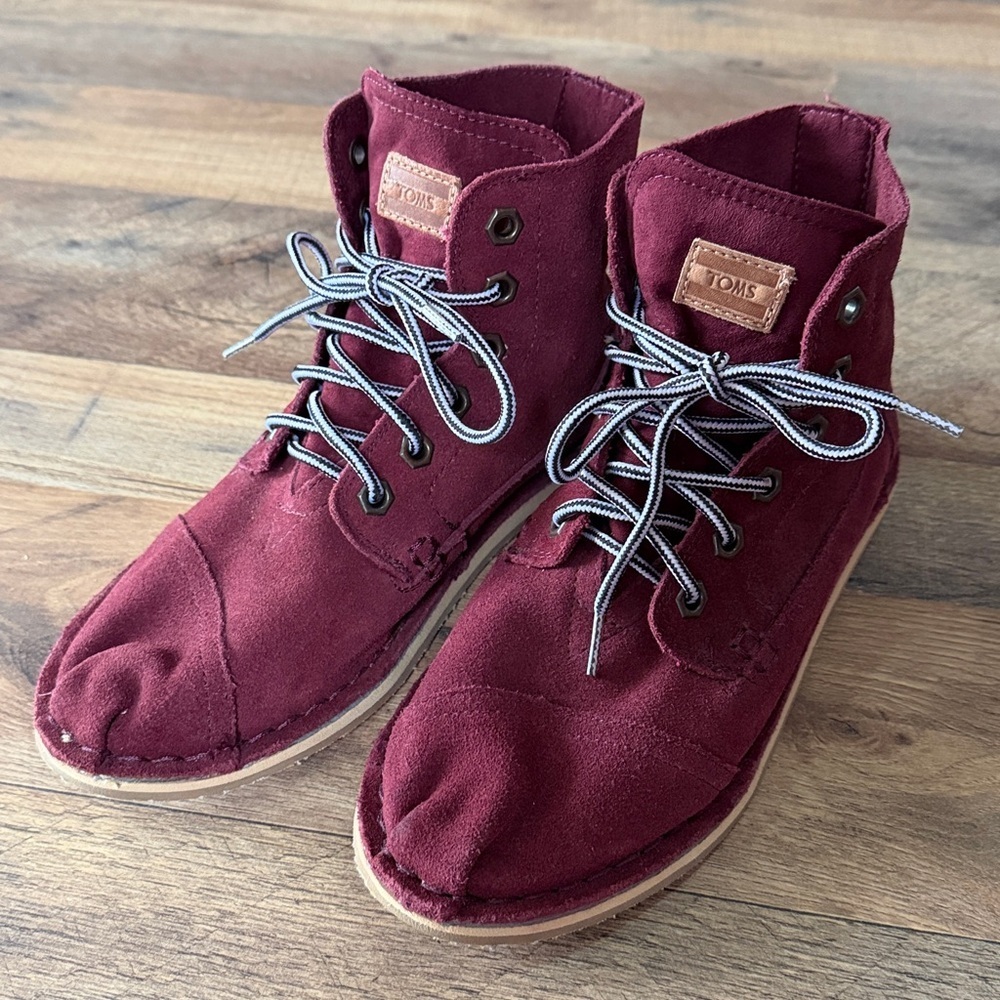 TOMS Women’s 7 Burgundy Tomboy Suede Lace up Chukka Flat Boots